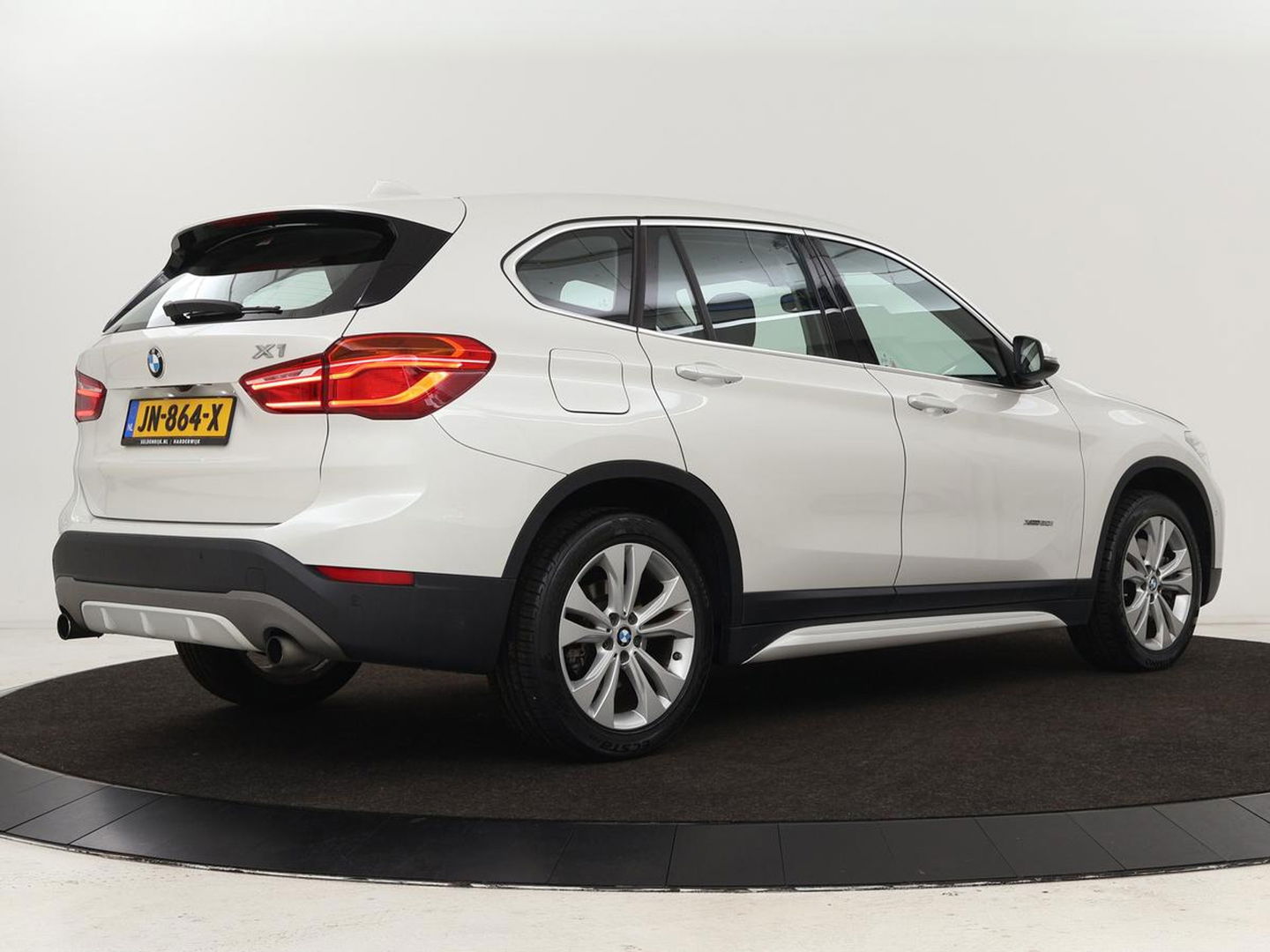 BMW X1 xDrive20i Executive | Sport Line | Adaptive cruise | Camera | Head-Up | Stoelverwarming | Full LED | Sportstoelen | Navigatie | Park Assist | Climate control