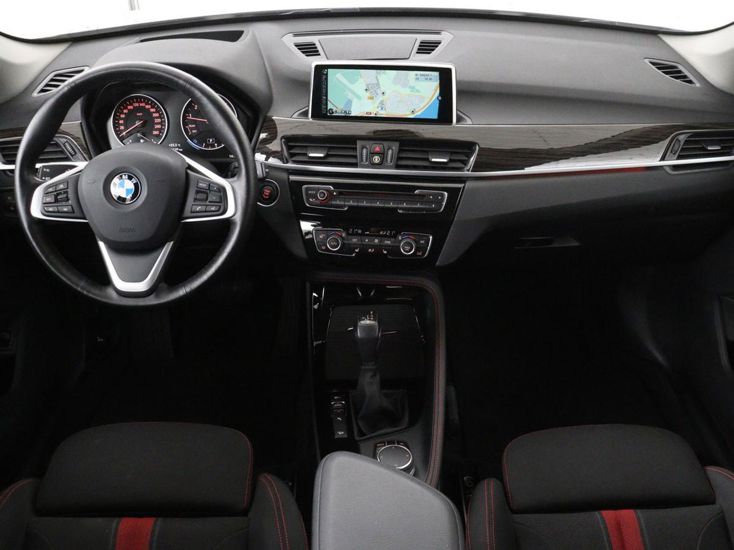 BMW X1 xDrive20i Executive | Sport Line | Adaptive cruise | Camera | Head-Up | Stoelverwarming | Full LED | Sportstoelen | Navigatie | Park Assist | Climate control