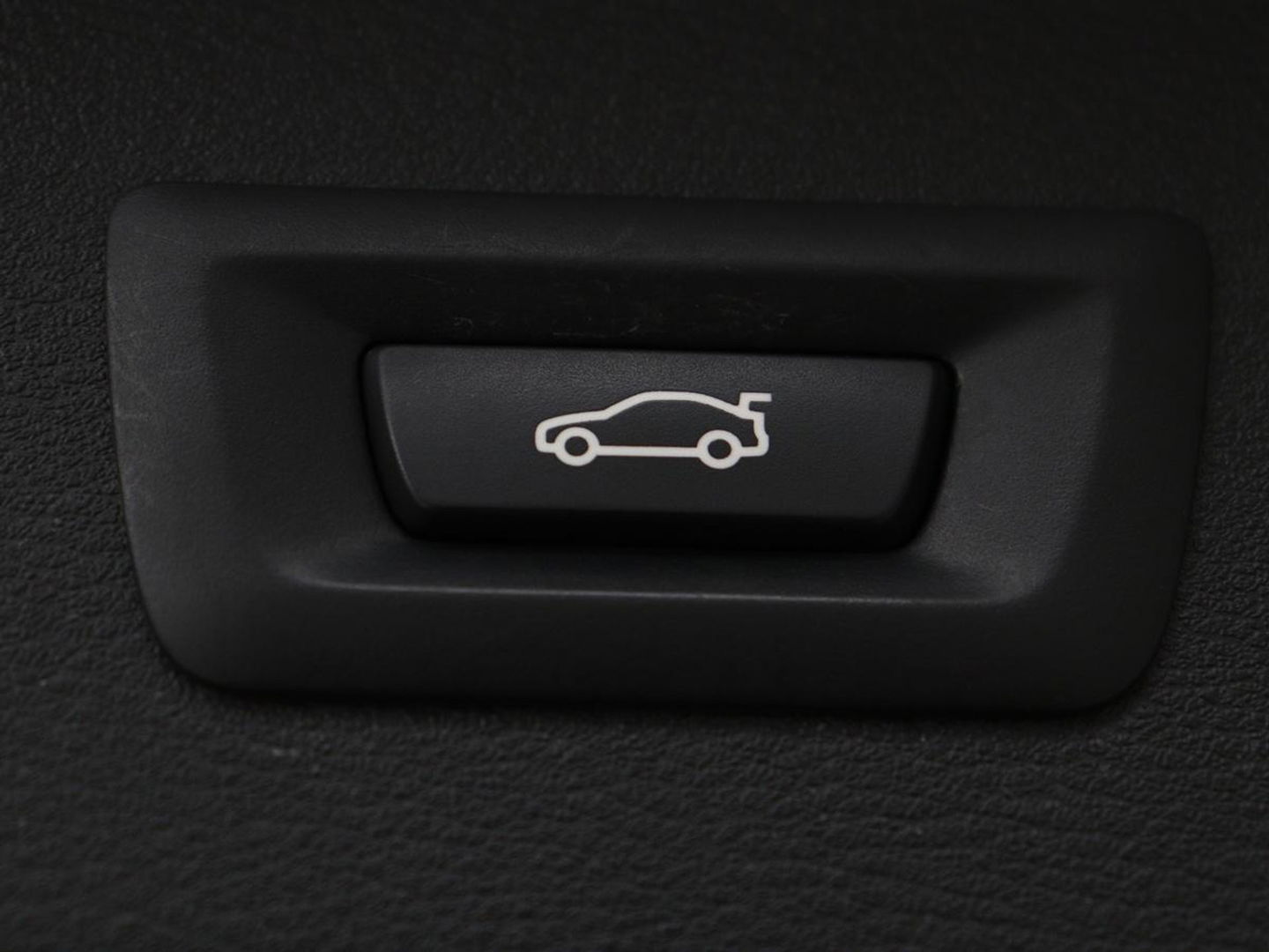 BMW X1 xDrive20i Executive | Sport Line | Adaptive cruise | Camera | Head-Up | Stoelverwarming | Full LED | Sportstoelen | Navigatie | Park Assist | Climate control
