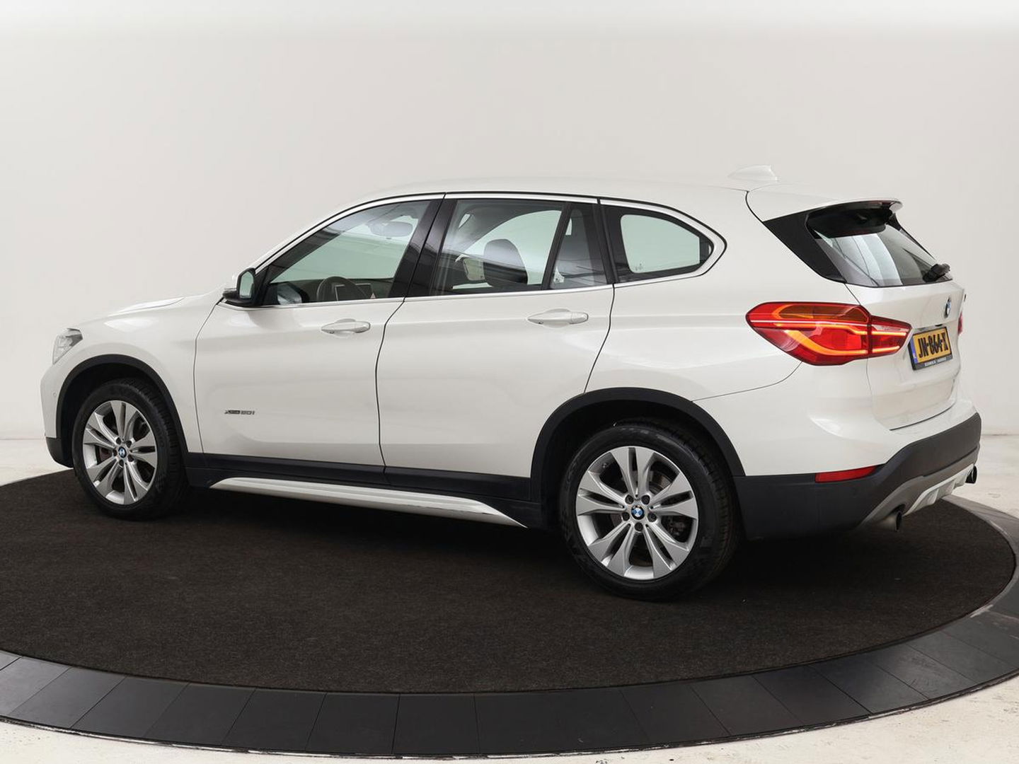 BMW X1 xDrive20i Executive | Sport Line | Adaptive cruise | Camera | Head-Up | Stoelverwarming | Full LED | Sportstoelen | Navigatie | Park Assist | Climate control