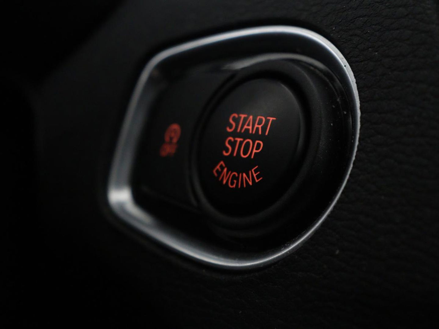 BMW X1 xDrive20i Executive | Sport Line | Adaptive cruise | Camera | Head-Up | Stoelverwarming | Full LED | Sportstoelen | Navigatie | Park Assist | Climate control