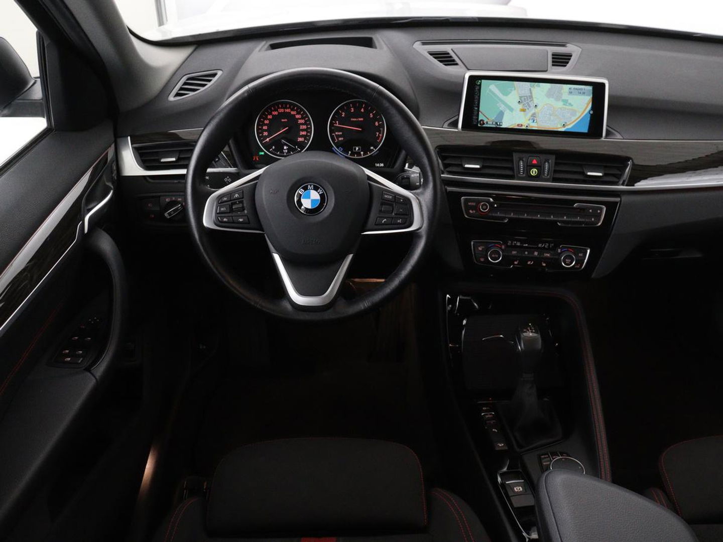 BMW X1 xDrive20i Executive | Sport Line | Adaptive cruise | Camera | Head-Up | Stoelverwarming | Full LED | Sportstoelen | Navigatie | Park Assist | Climate control