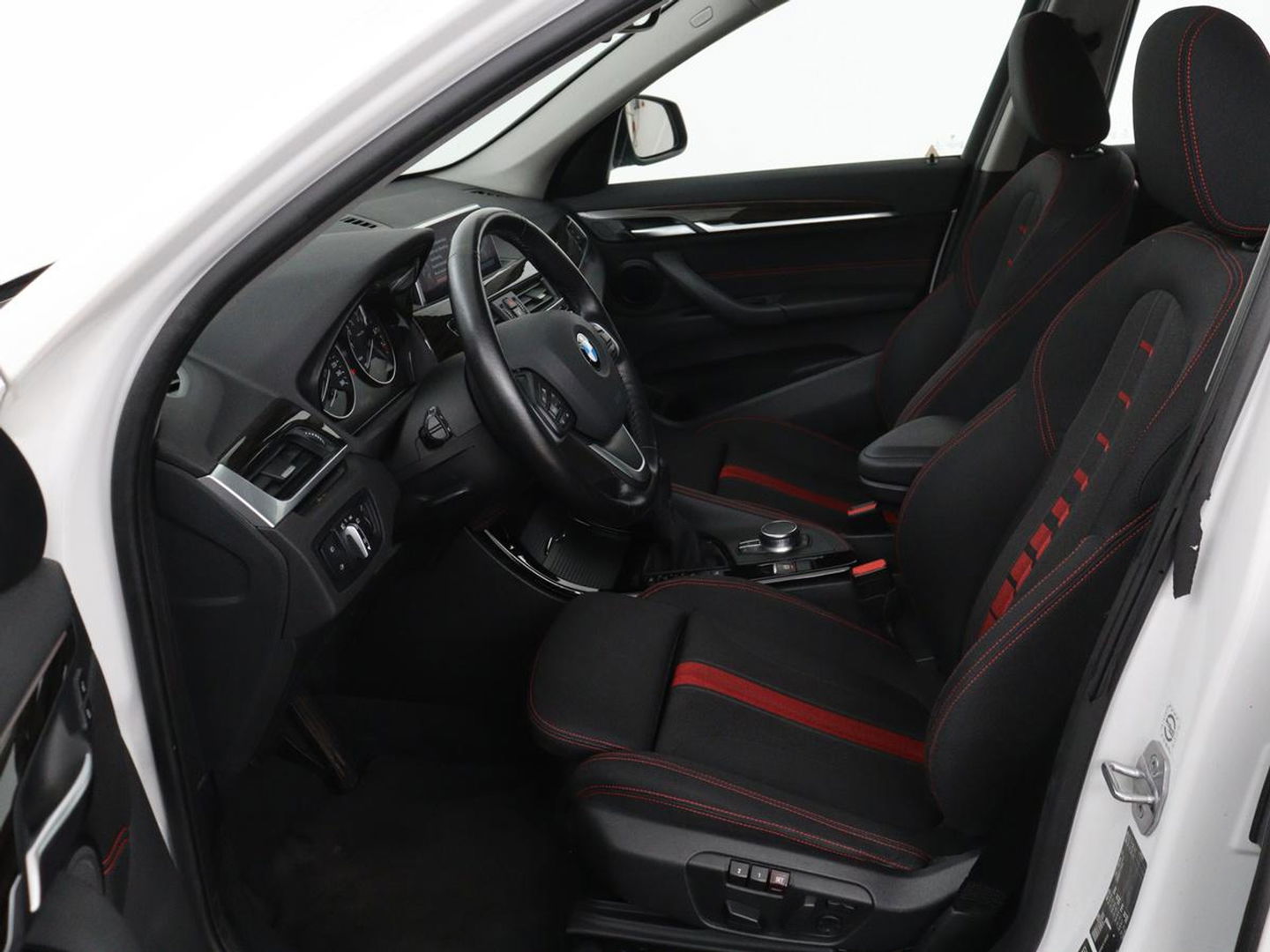 BMW X1 xDrive20i Executive | Sport Line | Adaptive cruise | Camera | Head-Up | Stoelverwarming | Full LED | Sportstoelen | Navigatie | Park Assist | Climate control