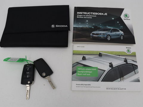 Škoda Octavia 1.0 TSI Ambition | Stoelverwarming | Trekhaak | Half leder | Carplay | Navigatie | Sportstuur | Climate control | Parkeerhulp | Cruise control | Bluetooth