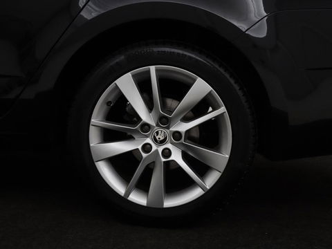 Škoda Octavia 1.0 TSI Ambition | Stoelverwarming | Trekhaak | Half leder | Carplay | Navigatie | Sportstuur | Climate control | Parkeerhulp | Cruise control | Bluetooth