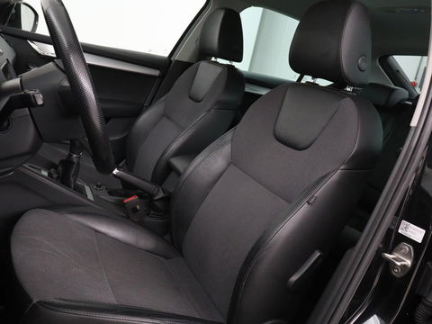 Škoda Octavia 1.0 TSI Ambition | Stoelverwarming | Trekhaak | Half leder | Carplay | Navigatie | Sportstuur | Climate control | Parkeerhulp | Cruise control | Bluetooth