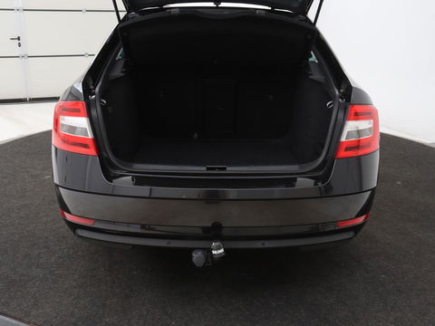 Škoda Octavia 1.0 TSI Ambition | Stoelverwarming | Trekhaak | Half leder | Carplay | Navigatie | Sportstuur | Climate control | Parkeerhulp | Cruise control | Bluetooth