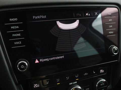 Škoda Octavia 1.0 TSI Ambition | Stoelverwarming | Trekhaak | Half leder | Carplay | Navigatie | Sportstuur | Climate control | Parkeerhulp | Cruise control | Bluetooth