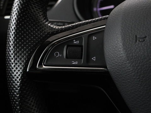 Škoda Octavia 1.0 TSI Ambition | Stoelverwarming | Trekhaak | Half leder | Carplay | Navigatie | Sportstuur | Climate control | Parkeerhulp | Cruise control | Bluetooth