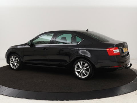 Škoda Octavia 1.0 TSI Ambition | Stoelverwarming | Trekhaak | Half leder | Carplay | Navigatie | Sportstuur | Climate control | Parkeerhulp | Cruise control | Bluetooth