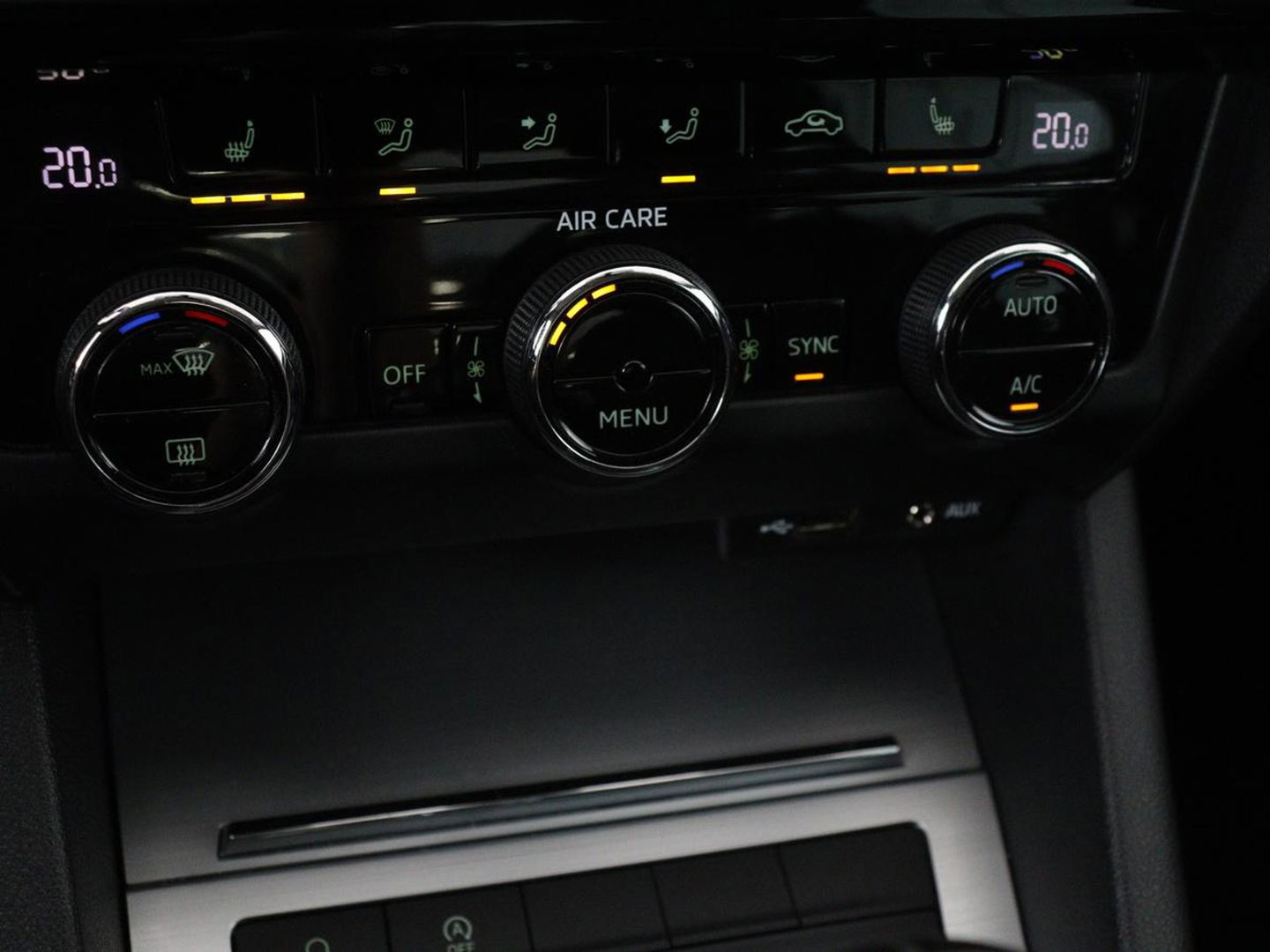 Škoda Octavia 1.0 TSI Ambition | Stoelverwarming | Trekhaak | Half leder | Carplay | Navigatie | Sportstuur | Climate control | Parkeerhulp | Cruise control | Bluetooth