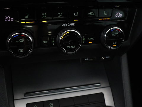 Škoda Octavia 1.0 TSI Ambition | Stoelverwarming | Trekhaak | Half leder | Carplay | Navigatie | Sportstuur | Climate control | Parkeerhulp | Cruise control | Bluetooth
