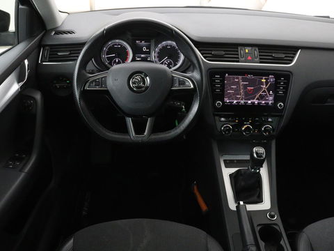 Škoda Octavia 1.0 TSI Ambition | Stoelverwarming | Trekhaak | Half leder | Carplay | Navigatie | Sportstuur | Climate control | Parkeerhulp | Cruise control | Bluetooth