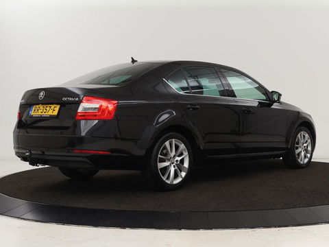 Škoda Octavia 1.0 TSI Ambition | Stoelverwarming | Trekhaak | Half leder | Carplay | Navigatie | Sportstuur | Climate control | Parkeerhulp | Cruise control | Bluetooth