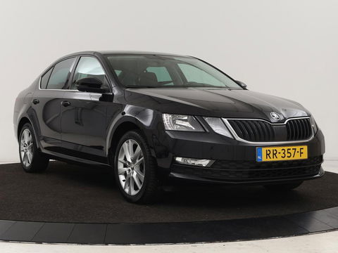 Škoda Octavia 1.0 TSI Ambition | Stoelverwarming | Trekhaak | Half leder | Carplay | Navigatie | Sportstuur | Climate control | Parkeerhulp | Cruise control | Bluetooth