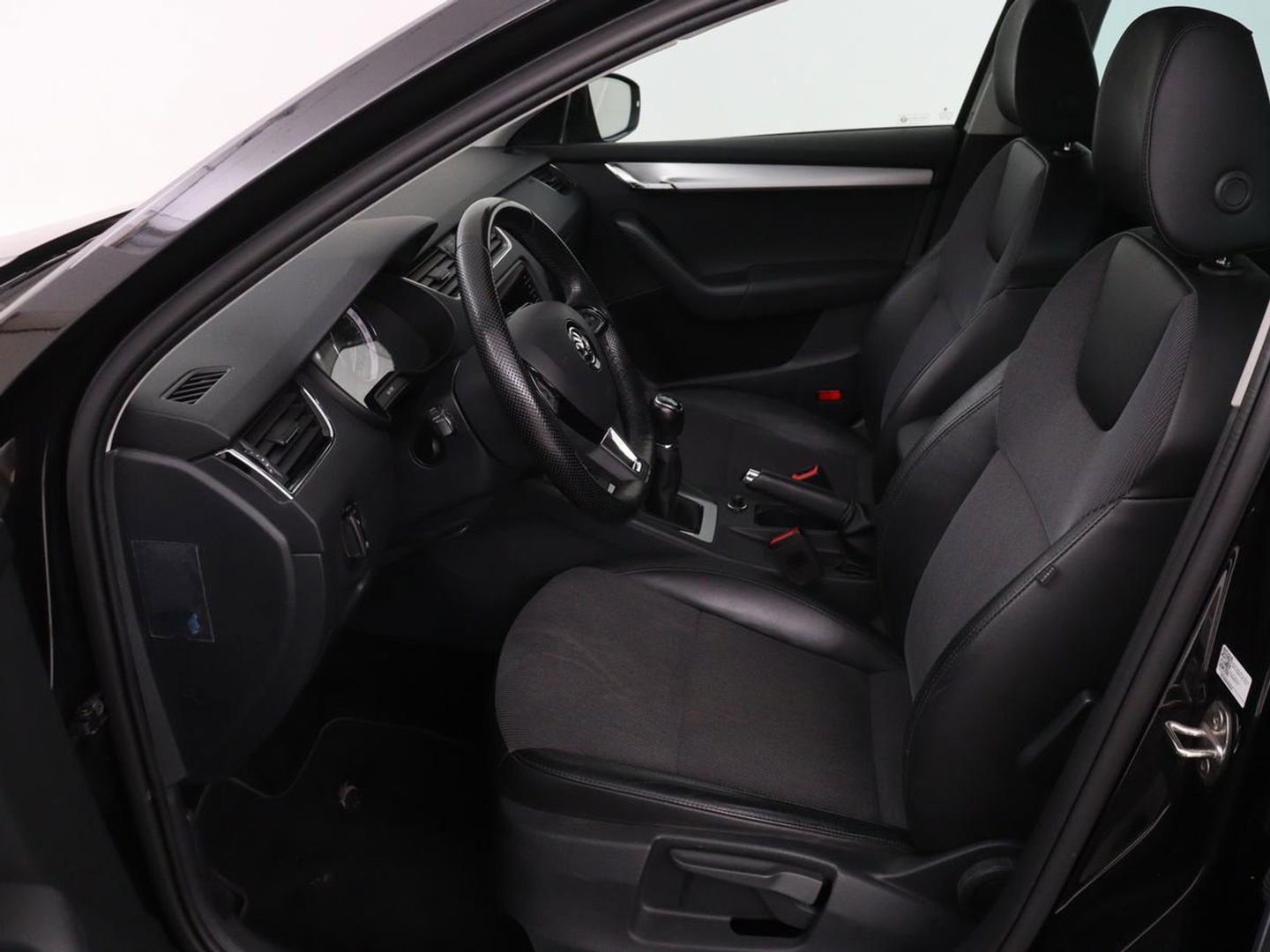 Škoda Octavia 1.0 TSI Ambition | Stoelverwarming | Trekhaak | Half leder | Carplay | Navigatie | Sportstuur | Climate control | Parkeerhulp | Cruise control | Bluetooth