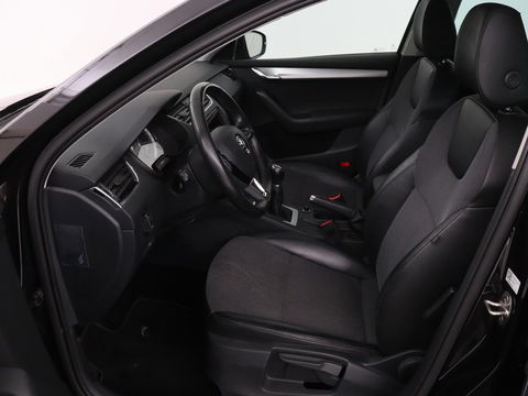 Škoda Octavia 1.0 TSI Ambition | Stoelverwarming | Trekhaak | Half leder | Carplay | Navigatie | Sportstuur | Climate control | Parkeerhulp | Cruise control | Bluetooth