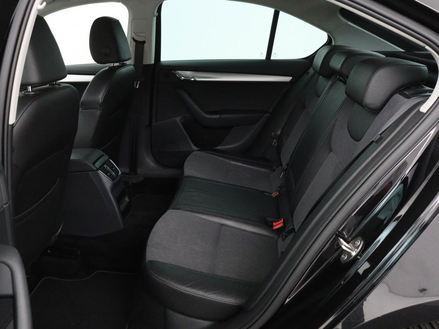 Škoda Octavia 1.0 TSI Ambition | Stoelverwarming | Trekhaak | Half leder | Carplay | Navigatie | Sportstuur | Climate control | Parkeerhulp | Cruise control | Bluetooth