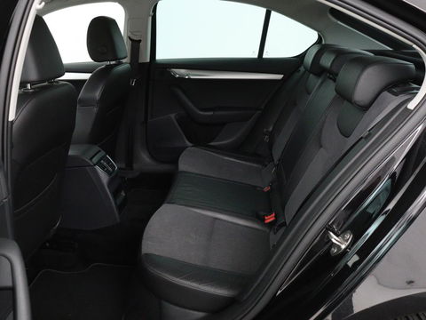 Škoda Octavia 1.0 TSI Ambition | Stoelverwarming | Trekhaak | Half leder | Carplay | Navigatie | Sportstuur | Climate control | Parkeerhulp | Cruise control | Bluetooth