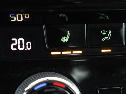 Škoda Octavia 1.0 TSI Ambition | Stoelverwarming | Trekhaak | Half leder | Carplay | Navigatie | Sportstuur | Climate control | Parkeerhulp | Cruise control | Bluetooth