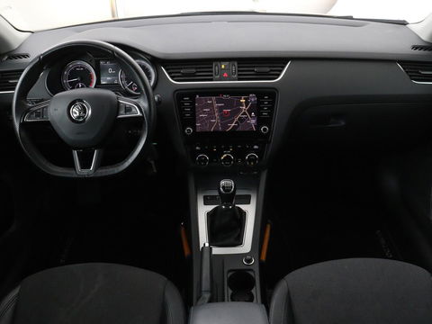 Škoda Octavia 1.0 TSI Ambition | Stoelverwarming | Trekhaak | Half leder | Carplay | Navigatie | Sportstuur | Climate control | Parkeerhulp | Cruise control | Bluetooth