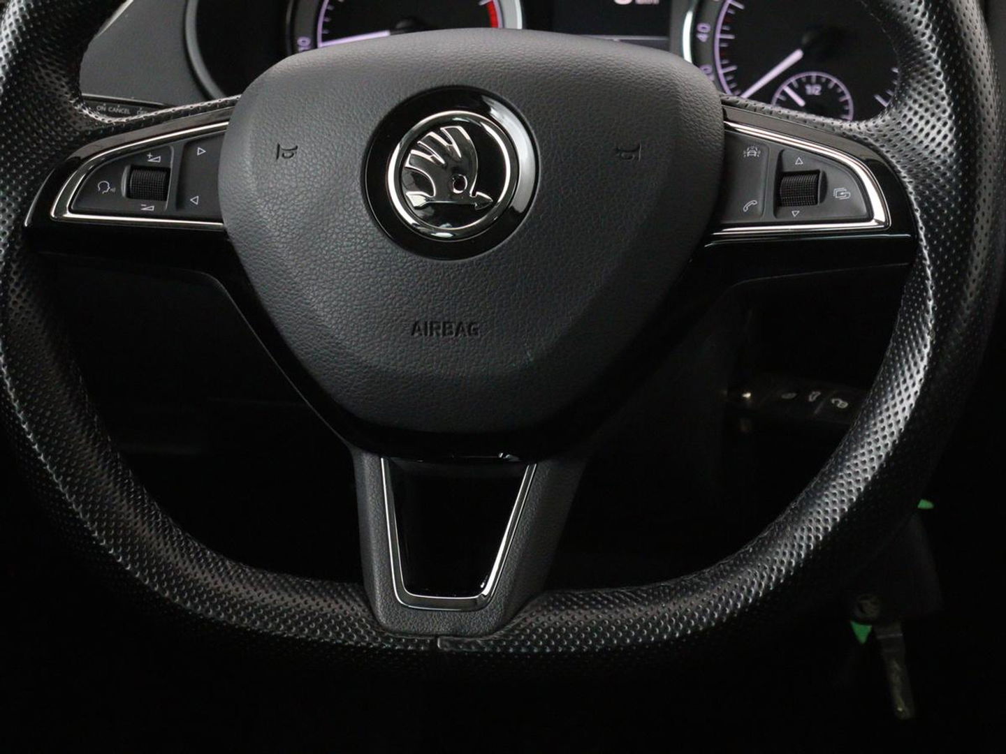 Škoda Octavia 1.0 TSI Ambition | Stoelverwarming | Trekhaak | Half leder | Carplay | Navigatie | Sportstuur | Climate control | Parkeerhulp | Cruise control | Bluetooth