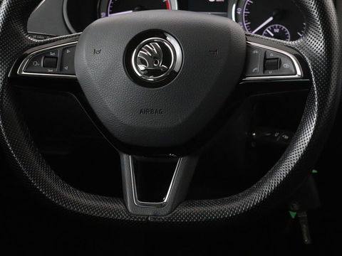 Škoda Octavia 1.0 TSI Ambition | Stoelverwarming | Trekhaak | Half leder | Carplay | Navigatie | Sportstuur | Climate control | Parkeerhulp | Cruise control | Bluetooth
