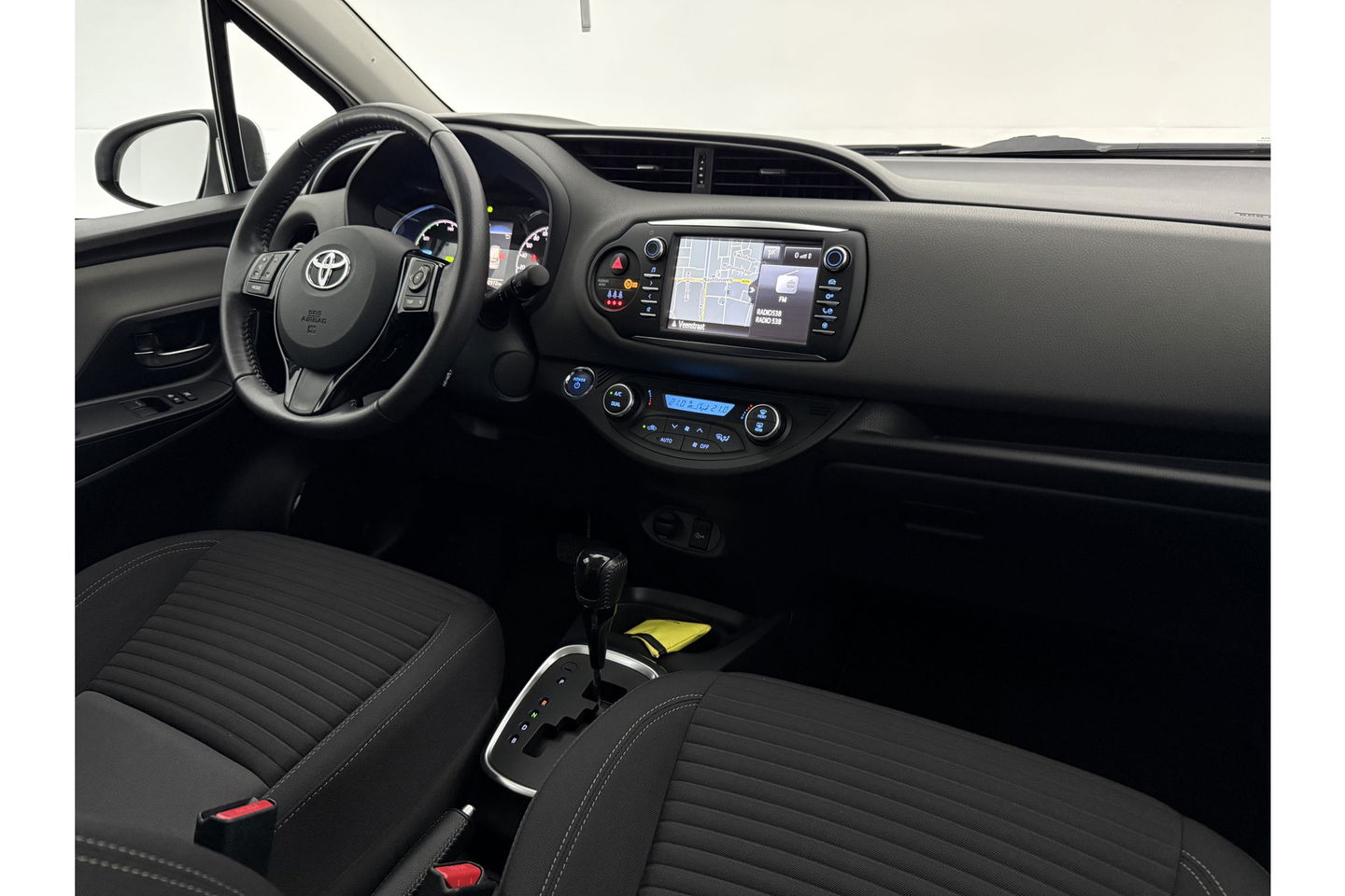 Toyota Yaris 1.5 Hybrid Dynamic LED Camera Clima Cruise Navi 15"LMV