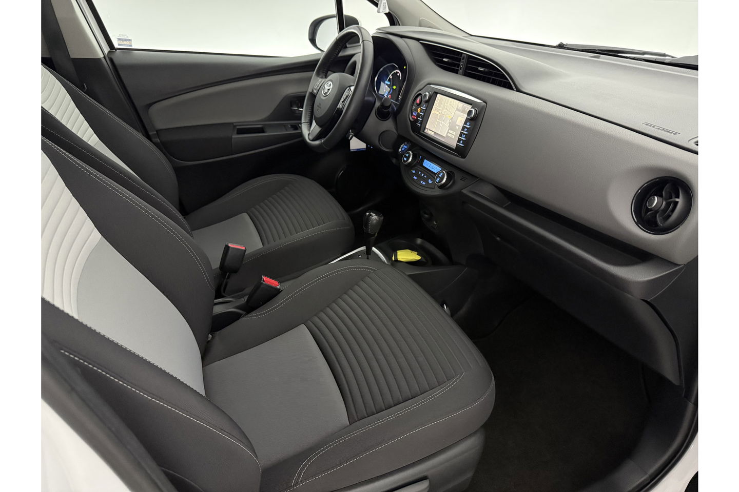 Toyota Yaris 1.5 Hybrid Dynamic LED Camera Clima Cruise Navi 15"LMV