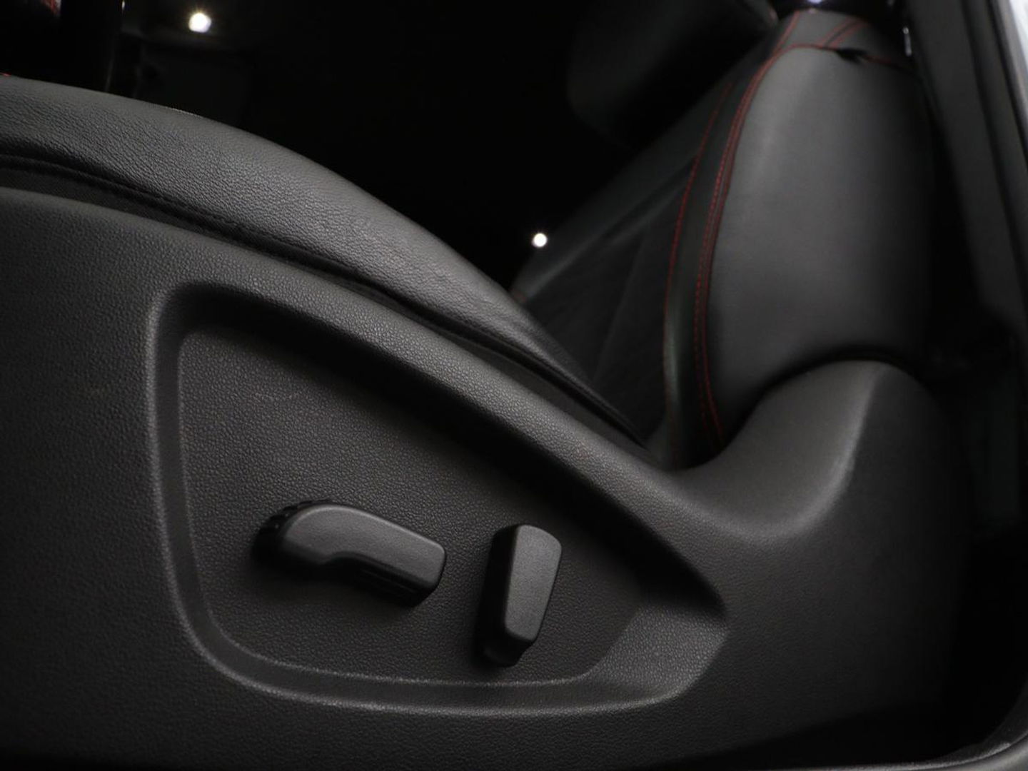 Renault Kadjar 1.3 TCe Black Edition | Stoelverwarming | Carplay | Keyless | Camera | Leder/Alcantara | Full LED | Half leder | Bose Sound | Climate control