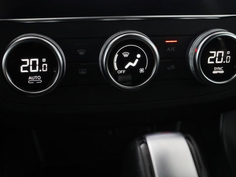 Renault Kadjar 1.3 TCe Black Edition | Stoelverwarming | Carplay | Keyless | Camera | Leder/Alcantara | Full LED | Half leder | Bose Sound | Climate control