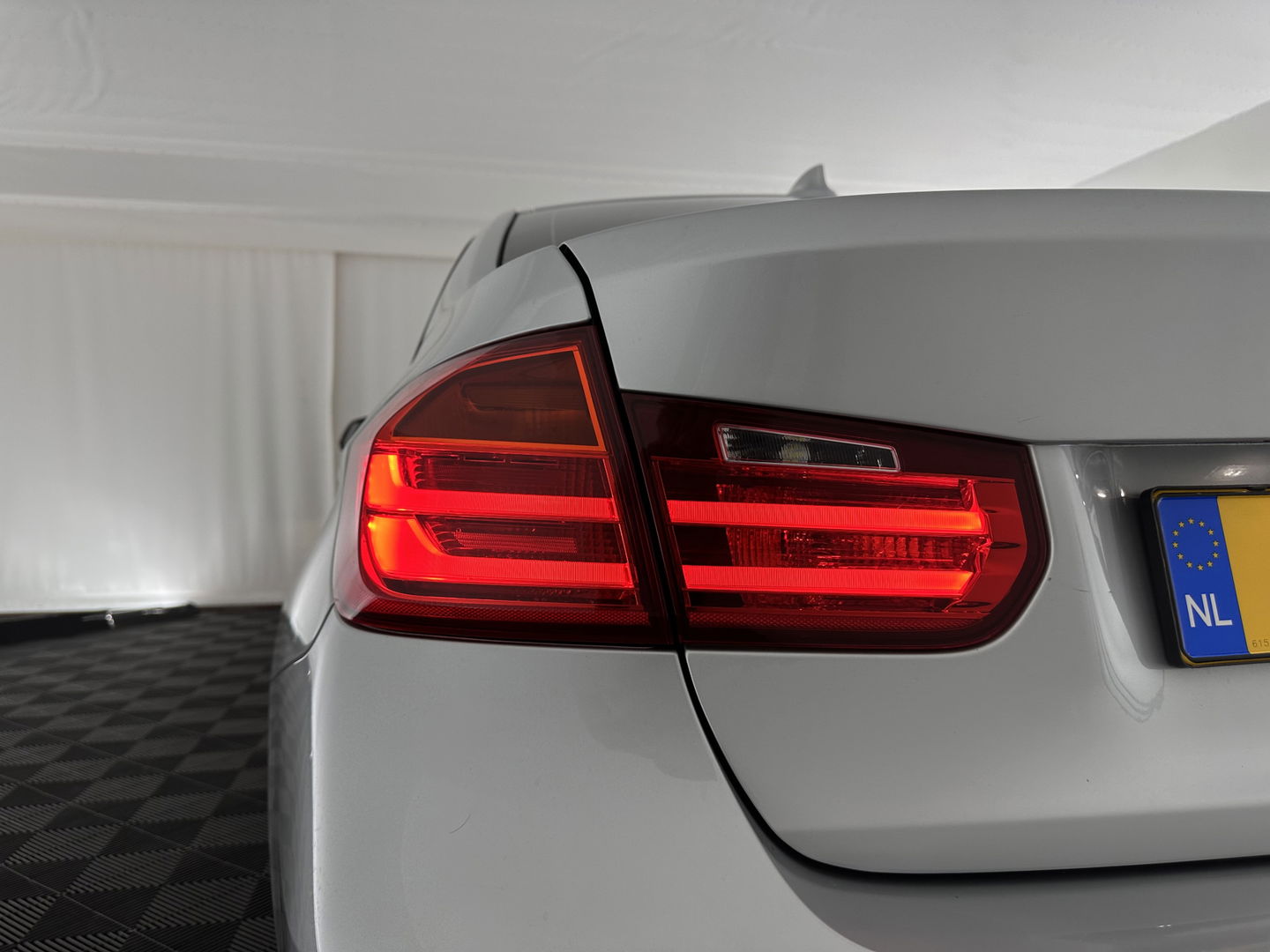 BMW 3-serie 328i High Executive M-Sport-Pack *PANO | FULL-LEATHER | XENON | SPORT-SEATS | HIFI-SOUND | MEMORY-PACK | KEYLESS | NAVI-FULLMAP | ECC | PDC | CRUISE | 19''ALU*