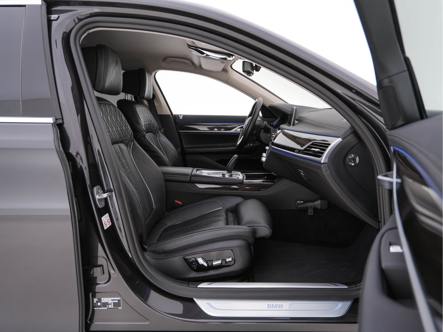 BMW 7 Serie 745e High Executive (INCL-BTW) *LASER-LED | EXCLUSIV-NAPPA-LEATHER | HEAD-UP | SOFT-CLOSE | BLIND-SPOT | MEMORY-PACK | DIGI-COCKPIT | KEYLESS | DAB+ | CAMERA | COMFORT-SEATS | AMBIENT-LIGHT | DAB | CARPLAY | 18"