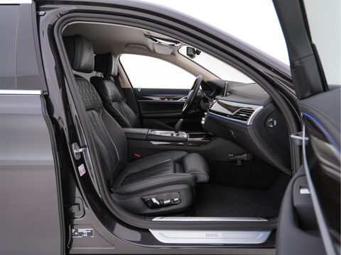 BMW 7 Serie 745e High Executive (INCL-BTW) *LASER-LED | EXCLUSIV-NAPPA-LEATHER | HEAD-UP | SOFT-CLOSE | BLIND-SPOT | MEMORY-PACK | DIGI-COCKPIT | KEYLESS | DAB+ | CAMERA | COMFORT-SEATS | AMBIENT-LIGHT | DAB | CARPLAY | 18"