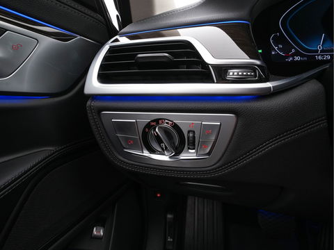 BMW 7 Serie 745e High Executive (INCL-BTW) *LASER-LED | EXCLUSIV-NAPPA-LEATHER | HEAD-UP | SOFT-CLOSE | BLIND-SPOT | MEMORY-PACK | DIGI-COCKPIT | KEYLESS | DAB+ | CAMERA | COMFORT-SEATS | AMBIENT-LIGHT | DAB | CARPLAY | 18"