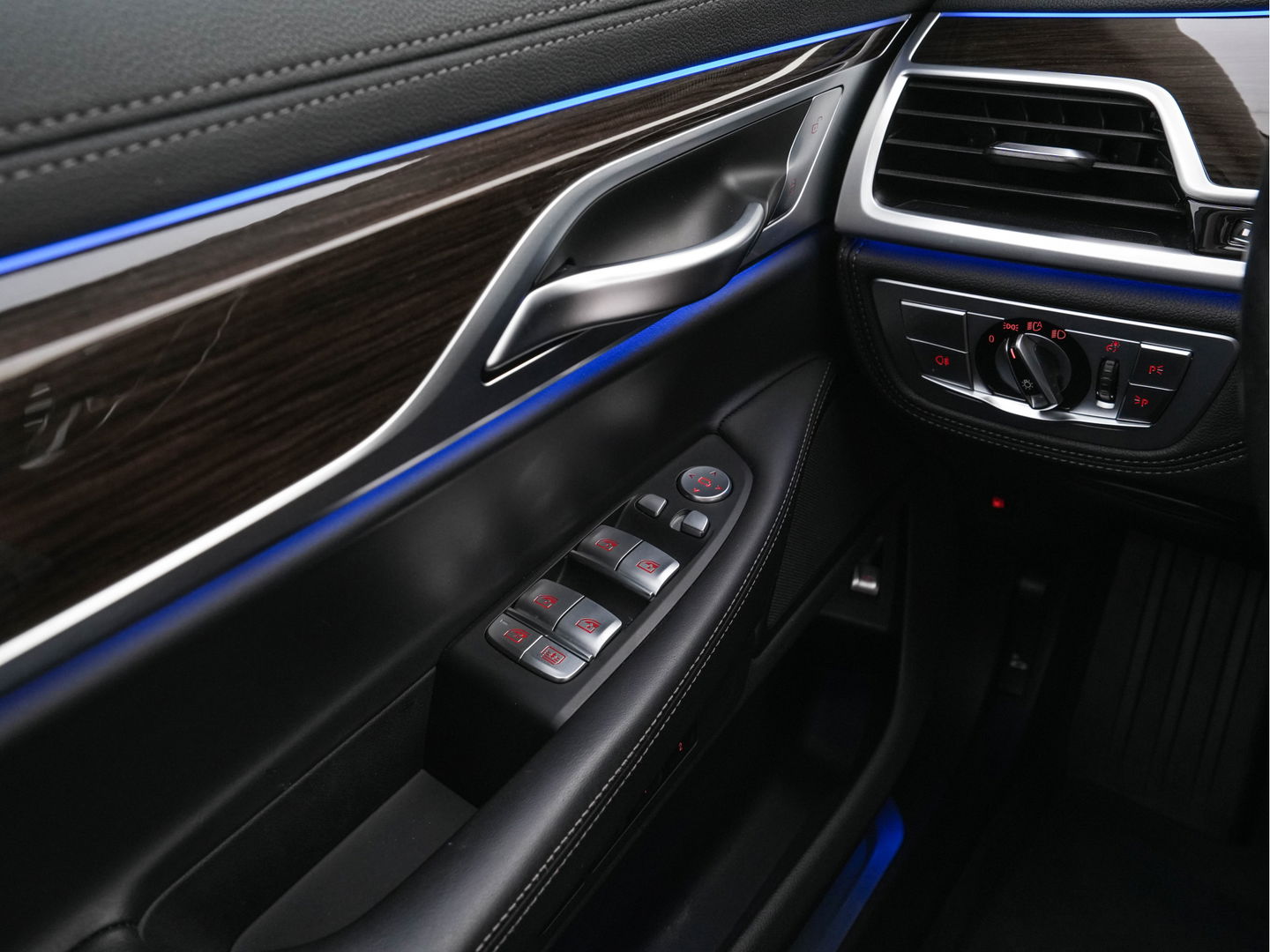 BMW 7 Serie 745e High Executive (INCL-BTW) *LASER-LED | EXCLUSIV-NAPPA-LEATHER | HEAD-UP | SOFT-CLOSE | BLIND-SPOT | MEMORY-PACK | DIGI-COCKPIT | KEYLESS | DAB+ | CAMERA | COMFORT-SEATS | AMBIENT-LIGHT | DAB | CARPLAY | 18"