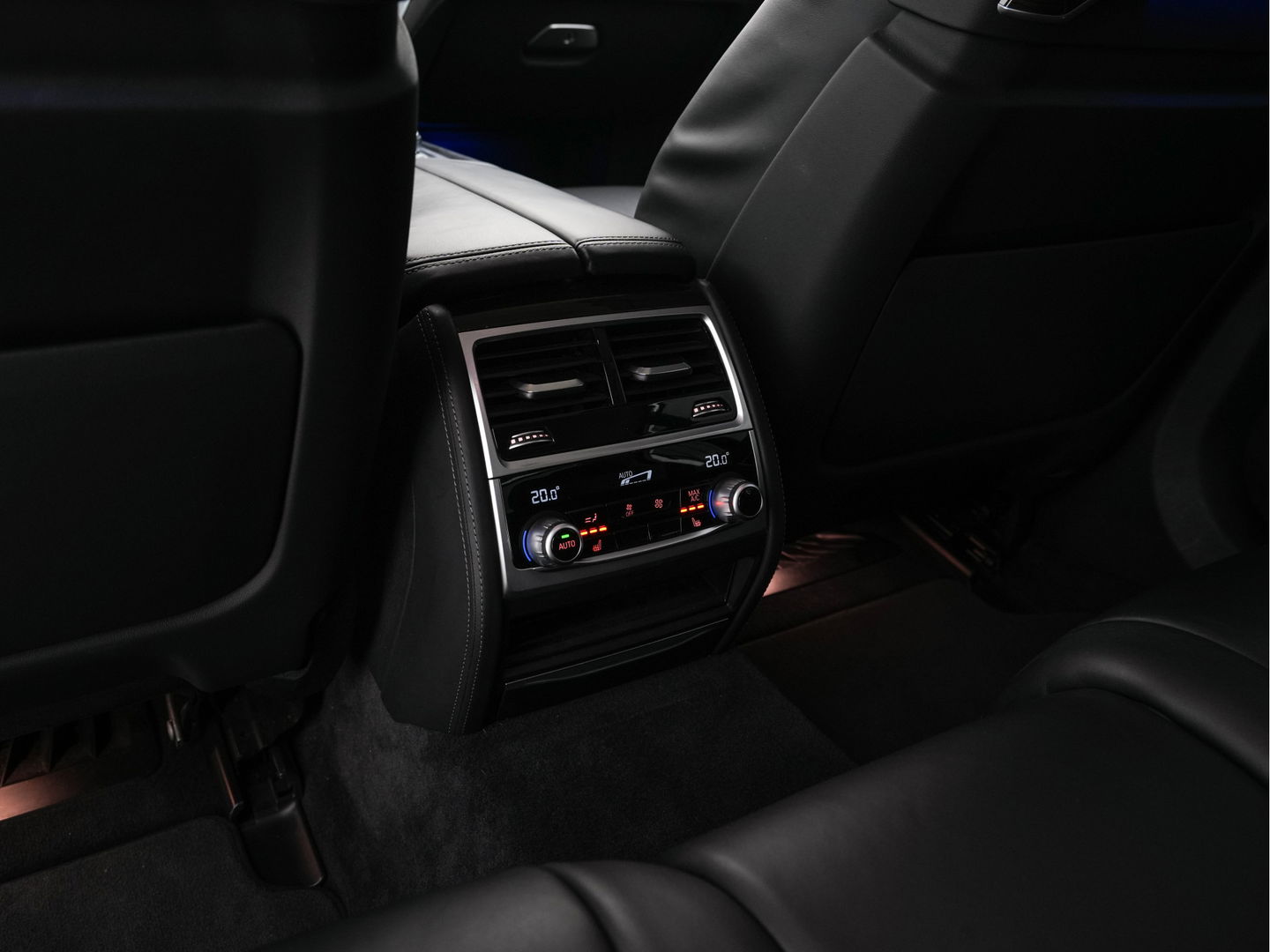 BMW 7 Serie 745e High Executive (INCL-BTW) *LASER-LED | EXCLUSIV-NAPPA-LEATHER | HEAD-UP | SOFT-CLOSE | BLIND-SPOT | MEMORY-PACK | DIGI-COCKPIT | KEYLESS | DAB+ | CAMERA | COMFORT-SEATS | AMBIENT-LIGHT | DAB | CARPLAY | 18"