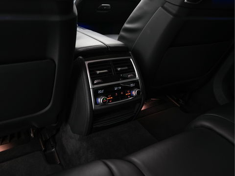 BMW 7 Serie 745e High Executive (INCL-BTW) *LASER-LED | EXCLUSIV-NAPPA-LEATHER | HEAD-UP | SOFT-CLOSE | BLIND-SPOT | MEMORY-PACK | DIGI-COCKPIT | KEYLESS | DAB+ | CAMERA | COMFORT-SEATS | AMBIENT-LIGHT | DAB | CARPLAY | 18"