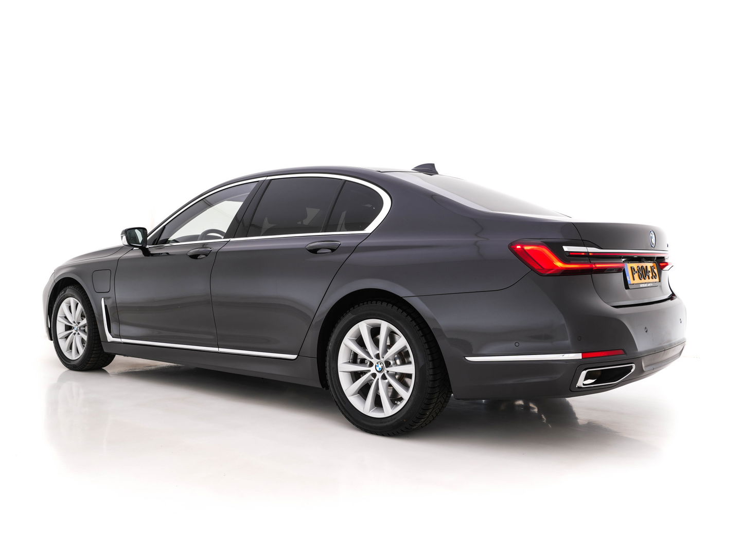 BMW 7 Serie 745e High Executive (INCL-BTW) *LASER-LED | EXCLUSIV-NAPPA-LEATHER | HEAD-UP | SOFT-CLOSE | BLIND-SPOT | MEMORY-PACK | DIGI-COCKPIT | KEYLESS | DAB+ | CAMERA | COMFORT-SEATS | AMBIENT-LIGHT | DAB | CARPLAY | 18"