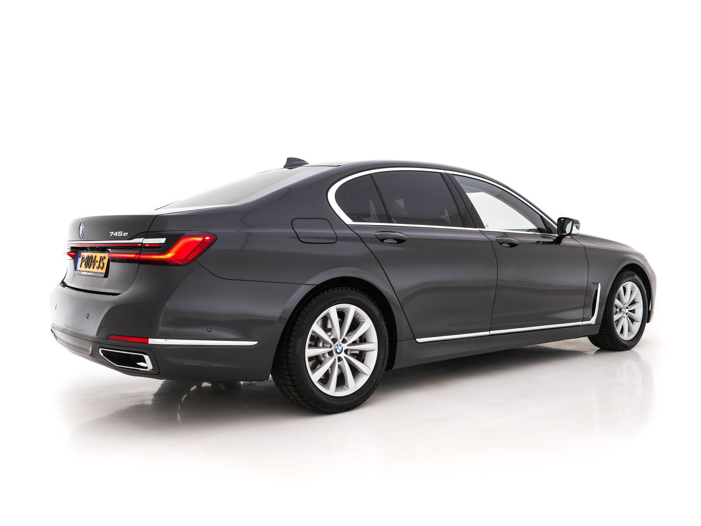 BMW 7 Serie 745e High Executive (INCL-BTW) *LASER-LED | EXCLUSIV-NAPPA-LEATHER | HEAD-UP | SOFT-CLOSE | BLIND-SPOT | MEMORY-PACK | DIGI-COCKPIT | KEYLESS | DAB+ | CAMERA | COMFORT-SEATS | AMBIENT-LIGHT | DAB | CARPLAY | 18"