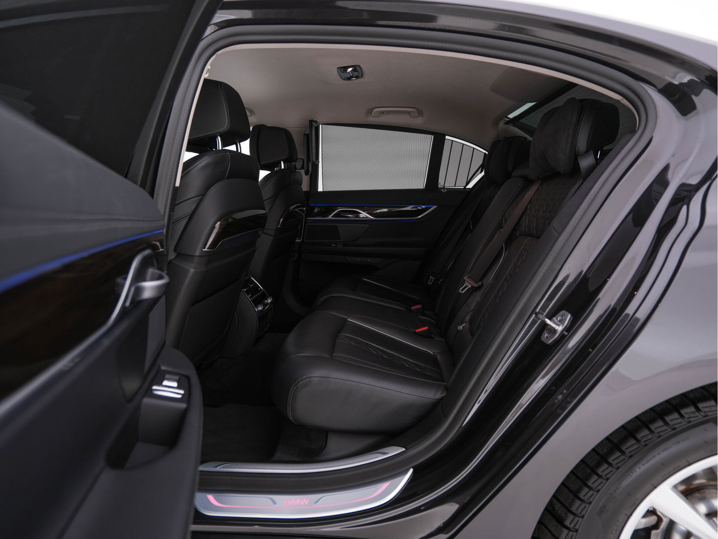 BMW 7 Serie 745e High Executive (INCL-BTW) *LASER-LED | EXCLUSIV-NAPPA-LEATHER | HEAD-UP | SOFT-CLOSE | BLIND-SPOT | MEMORY-PACK | DIGI-COCKPIT | KEYLESS | DAB+ | CAMERA | COMFORT-SEATS | AMBIENT-LIGHT | DAB | CARPLAY | 18"