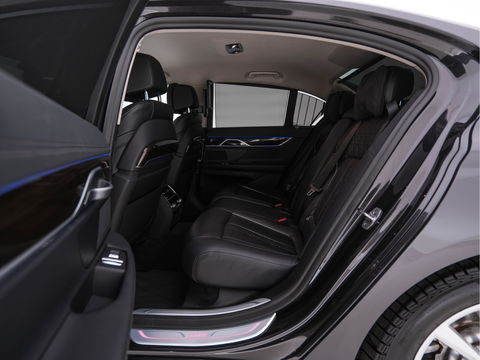 BMW 7 Serie 745e High Executive (INCL-BTW) *LASER-LED | EXCLUSIV-NAPPA-LEATHER | HEAD-UP | SOFT-CLOSE | BLIND-SPOT | MEMORY-PACK | DIGI-COCKPIT | KEYLESS | DAB+ | CAMERA | COMFORT-SEATS | AMBIENT-LIGHT | DAB | CARPLAY | 18"