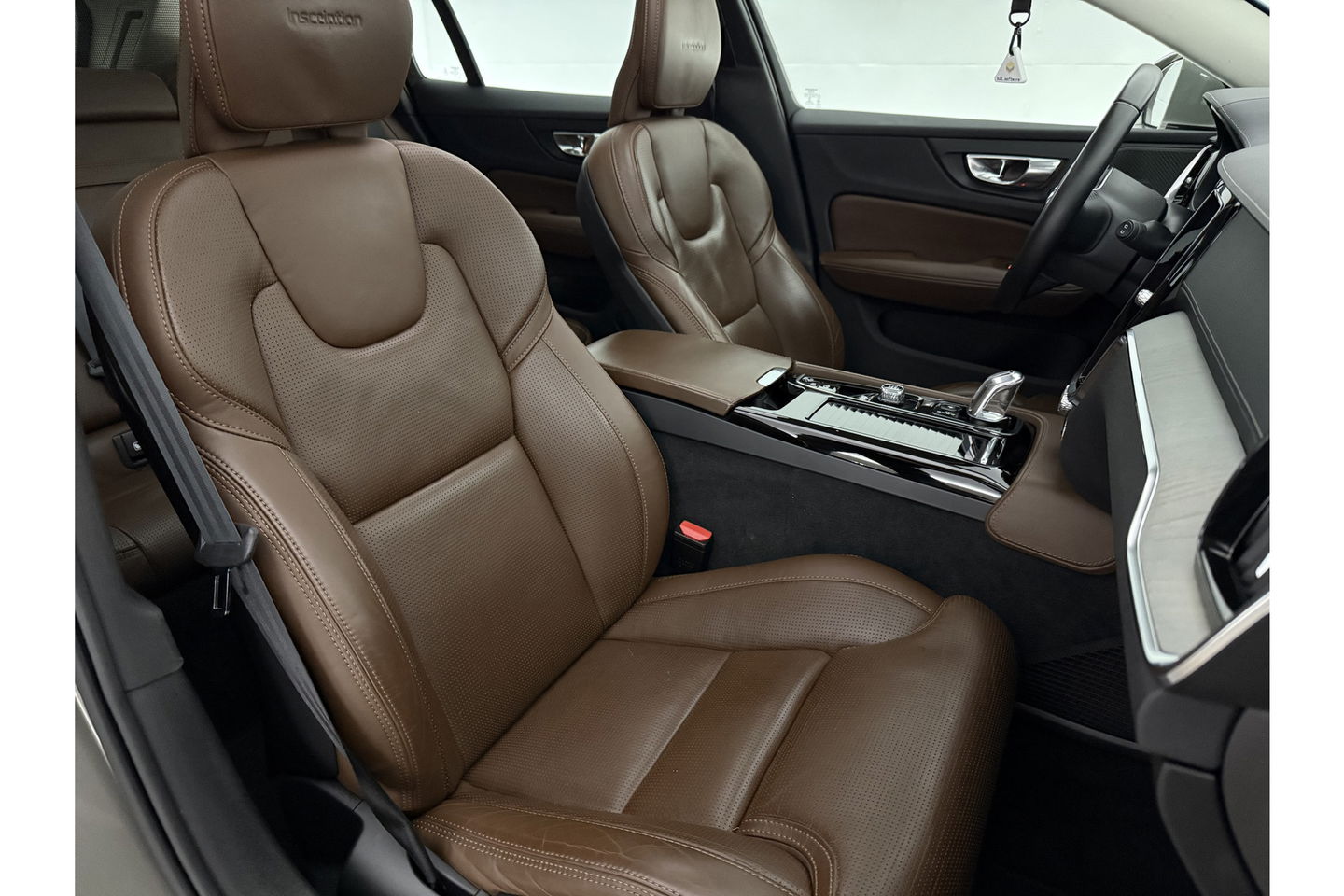 Volvo V60 2.0 T8 Twin Engine AWD Inscription 304PK Pano Harman/Kardon Trekhaak Memory Head-up LED Virtual Stoelverwarming/Stoelventilatie Cruise Carplay Camera Navi 18"LMV