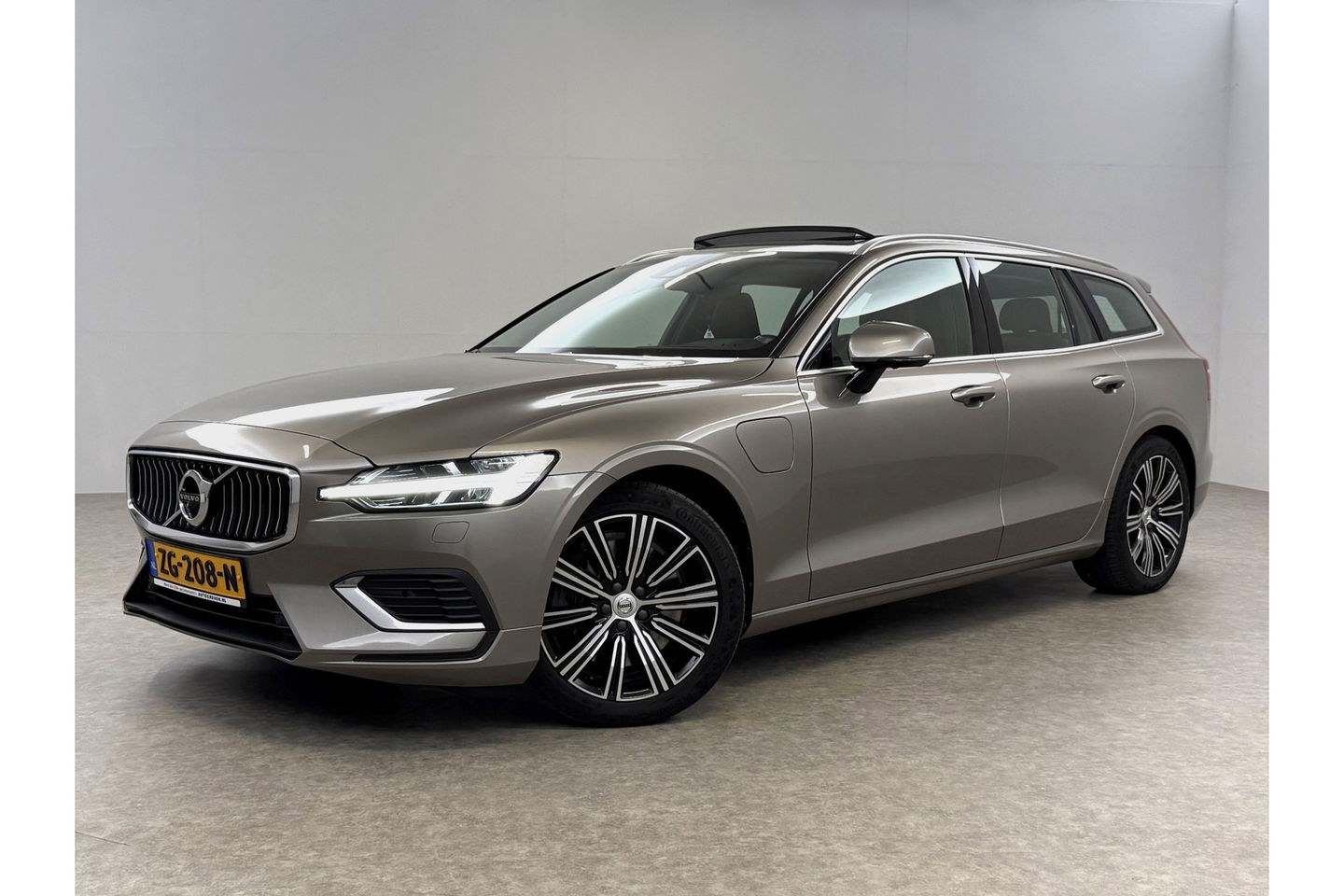 Volvo V60 2.0 T8 Twin Engine AWD Inscription 304PK Pano Harman/Kardon Trekhaak Memory Head-up LED Virtual Stoelverwarming/Stoelventilatie Cruise Carplay Camera Navi 18"LMV