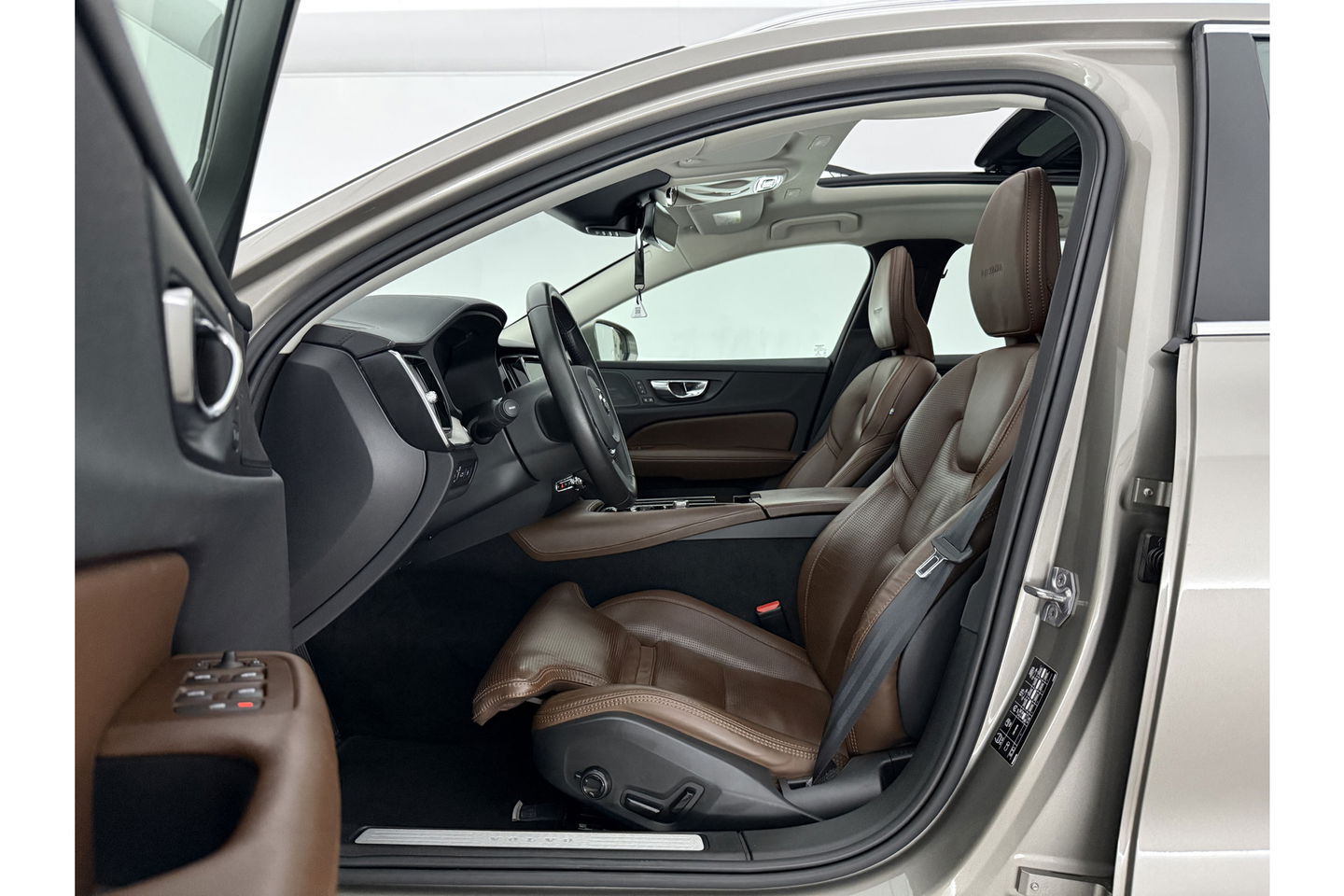 Volvo V60 2.0 T8 Twin Engine AWD Inscription 304PK Pano Harman/Kardon Trekhaak Memory Head-up LED Virtual Stoelverwarming/Stoelventilatie Cruise Carplay Camera Navi 18"LMV