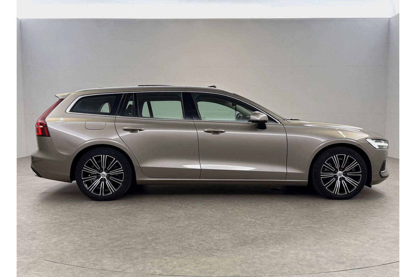 Volvo V60 2.0 T8 Twin Engine AWD Inscription 304PK Pano Harman/Kardon Trekhaak Memory Head-up LED Virtual Stoelverwarming/Stoelventilatie Cruise Carplay Camera Navi 18"LMV