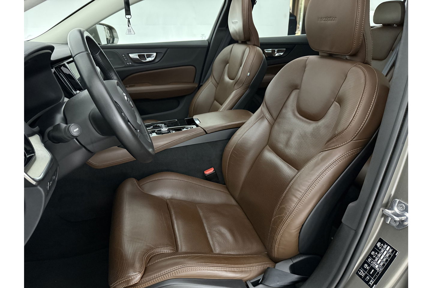 Volvo V60 2.0 T8 Twin Engine AWD Inscription 304PK Pano Harman/Kardon Trekhaak Memory Head-up LED Virtual Stoelverwarming/Stoelventilatie Cruise Carplay Camera Navi 18"LMV