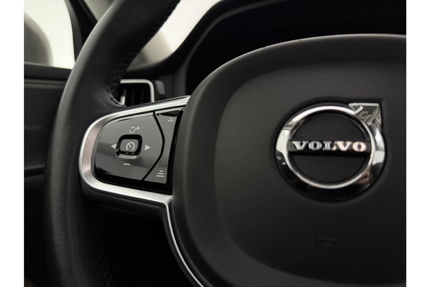 Volvo V60 2.0 T8 Twin Engine AWD Inscription 304PK Pano Harman/Kardon Trekhaak Memory Head-up LED Virtual Stoelverwarming/Stoelventilatie Cruise Carplay Camera Navi 18"LMV