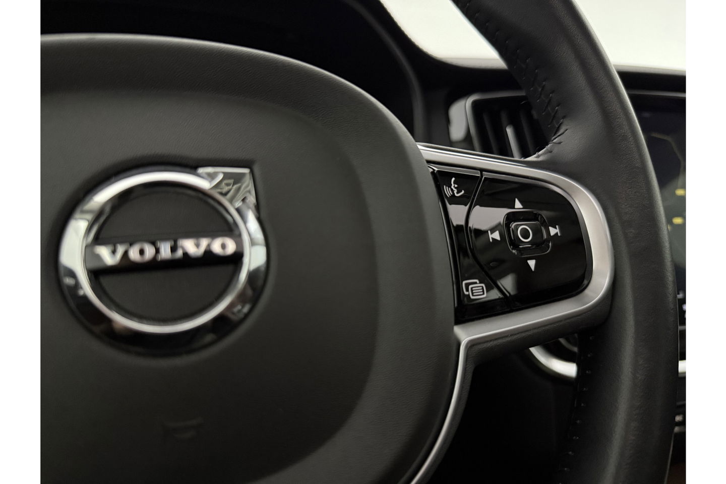 Volvo V60 2.0 T8 Twin Engine AWD Inscription 304PK Pano Harman/Kardon Trekhaak Memory Head-up LED Virtual Stoelverwarming/Stoelventilatie Cruise Carplay Camera Navi 18"LMV