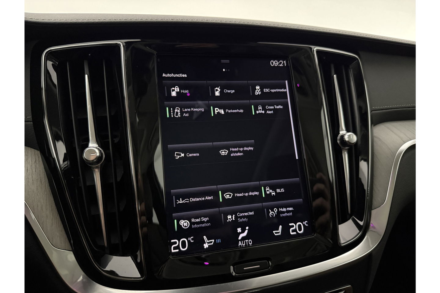 Volvo V60 2.0 T8 Twin Engine AWD Inscription 304PK Pano Harman/Kardon Trekhaak Memory Head-up LED Virtual Stoelverwarming/Stoelventilatie Cruise Carplay Camera Navi 18"LMV